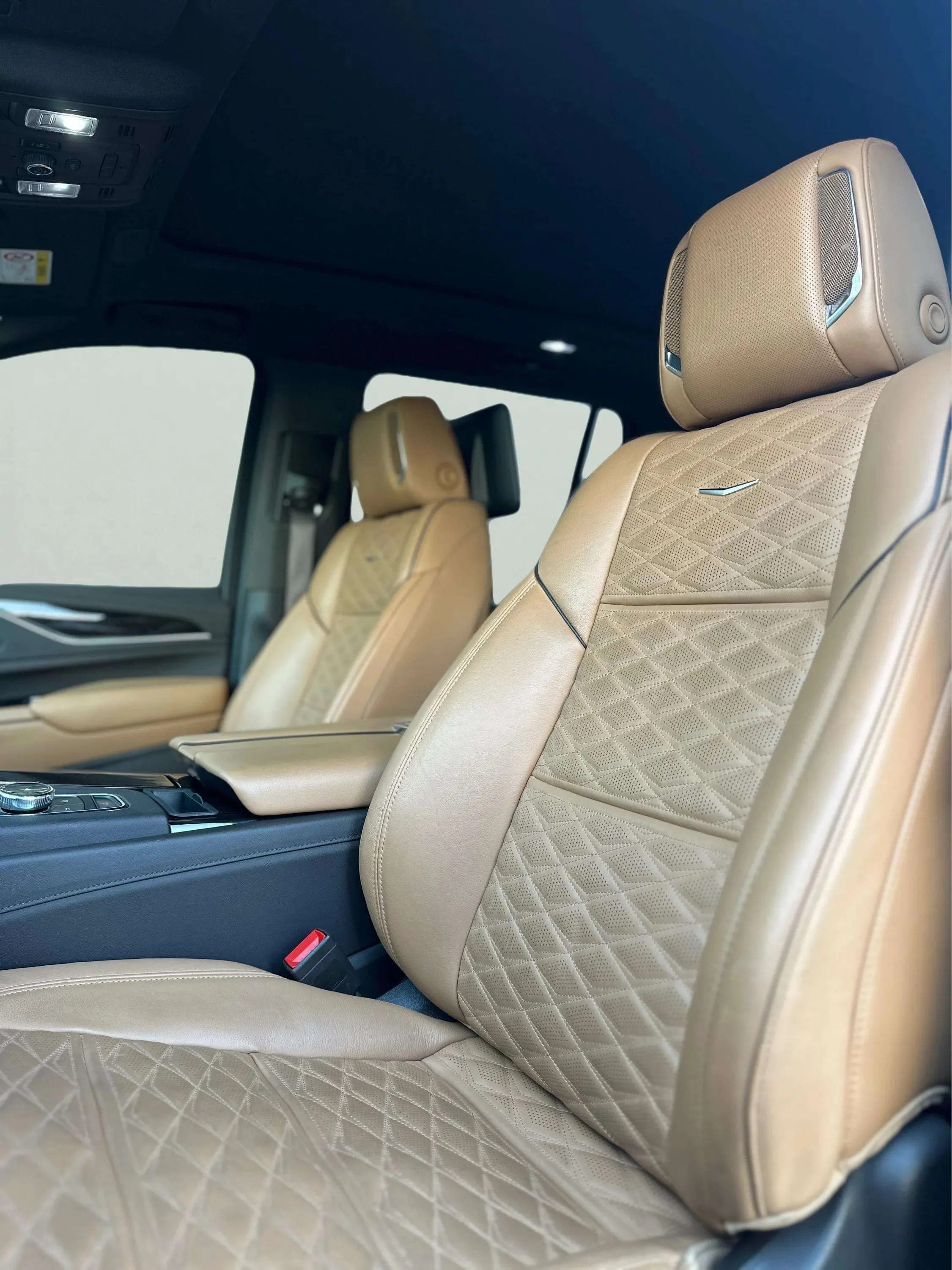 CADILLAC Escalade - Image 4