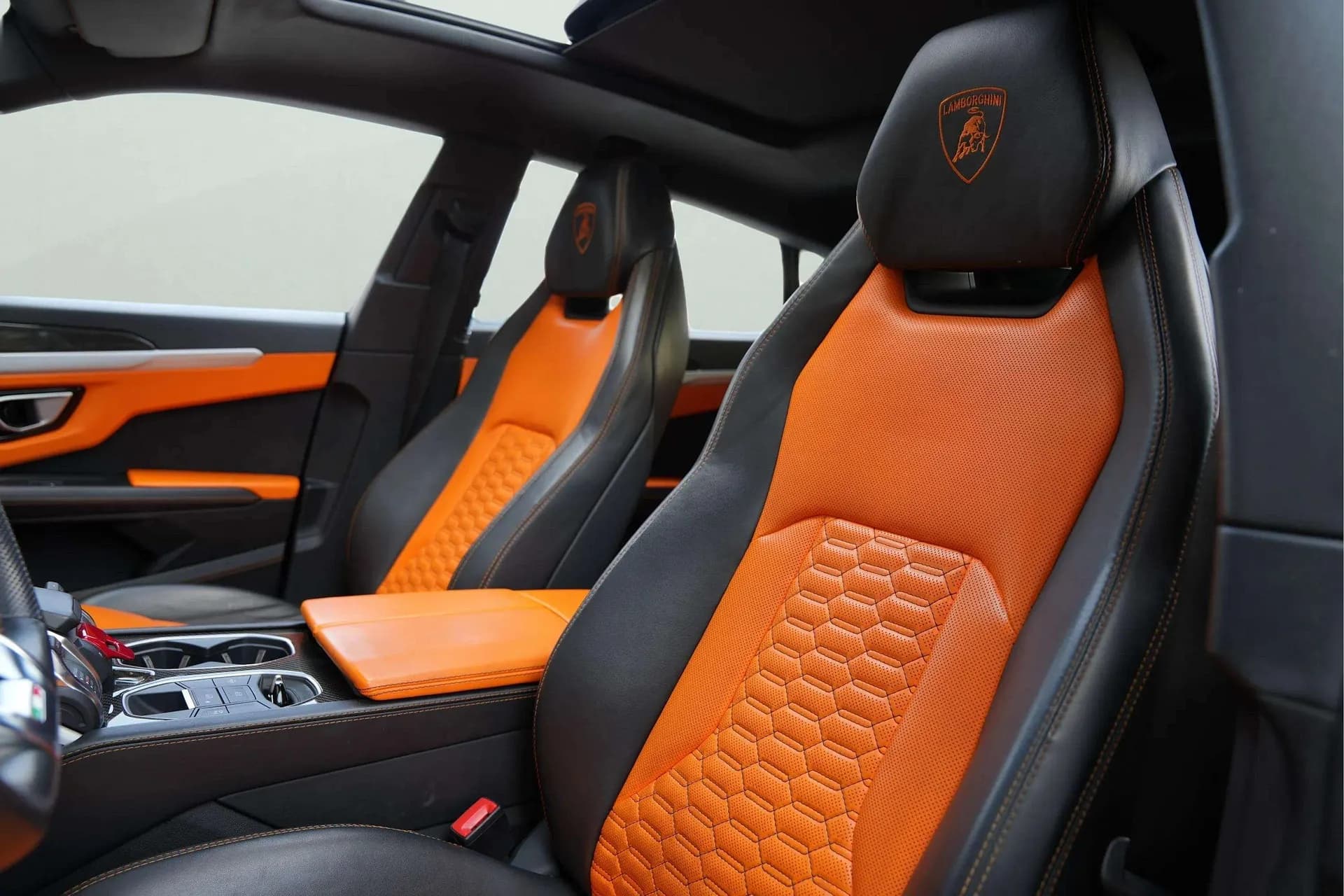 LAMBORGHINI Urus - Image 4