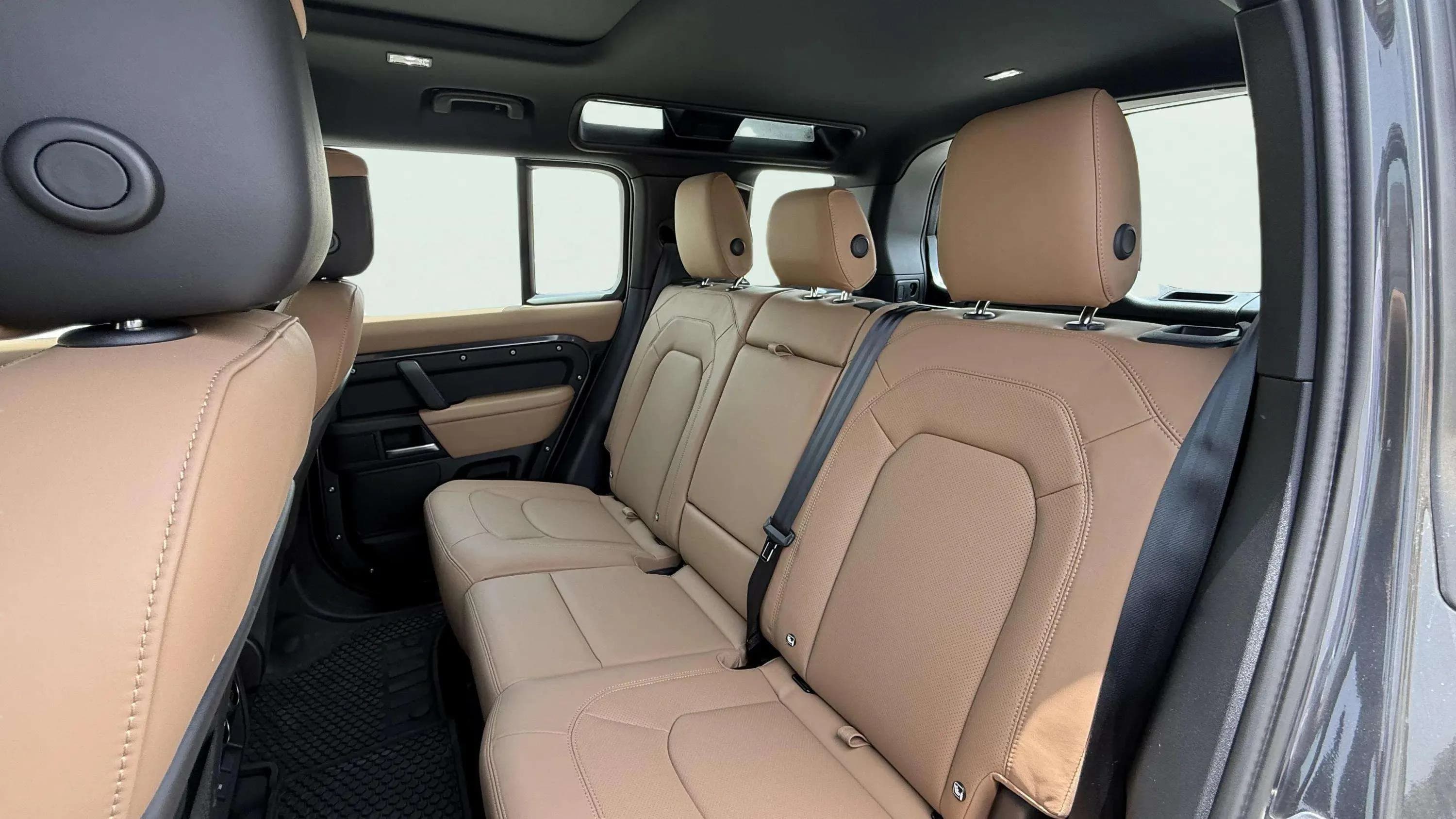 Land Rover Defender - Image 5