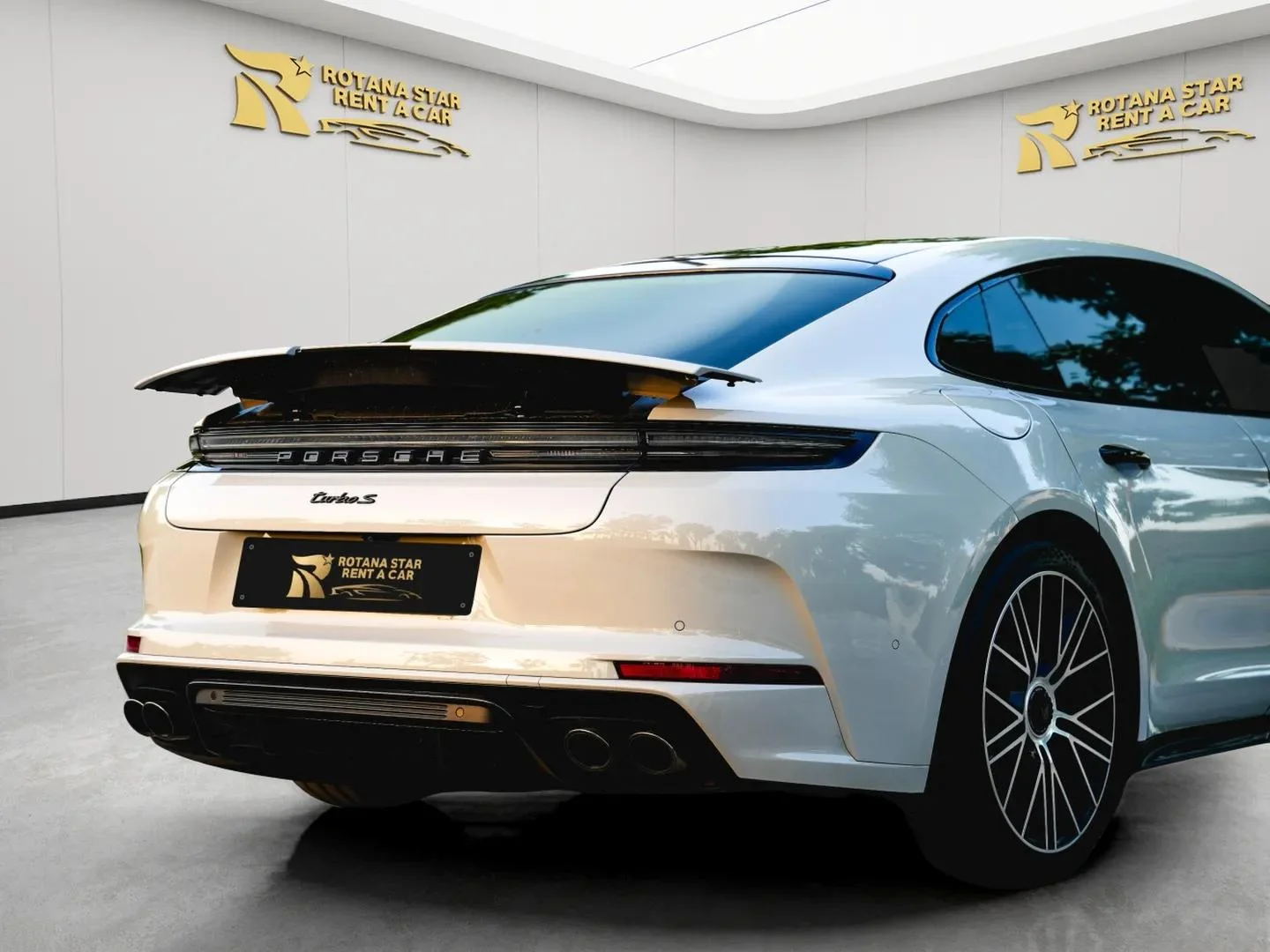 PORSCHE Panamera Turbo S E-Hybrid - Image 8
